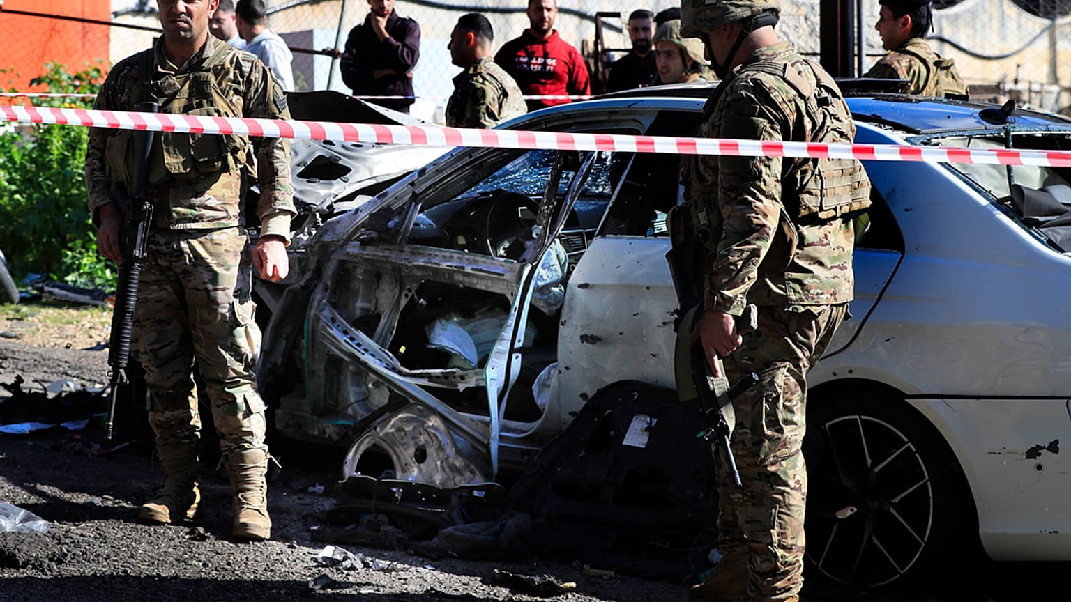 جنود الجيش اللبناني بجانب سيارة متضررة  استهدفتها مسيرة إسرائيلية بالقرب من بلدة جدرا الساحلية، جنوب لبنان، السبت 10 فبراير/شباط 2024.