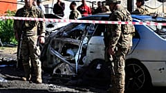 جنود الجيش اللبناني بجانب سيارة متضررة  استهدفتها مسيرة إسرائيلية بالقرب من بلدة جدرا الساحلية، جنوب لبنان، السبت 10 فبراير/شباط 2024.