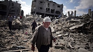 رجل يتفقد منزله المدمر في غزة