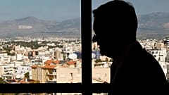 Komisarz UE ds. Spraw Wewnętrznych i Migracji, Magnus Brunner, stoi w biurze ministerstwa przed spotkaniem w Departamencie Migracji i Ochrony Międzynarodowej