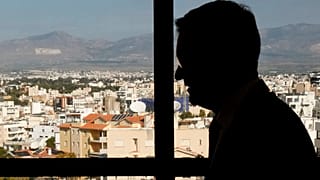 Komisarz UE ds. Spraw Wewnętrznych i Migracji, Magnus Brunner, stoi w biurze ministerstwa przed spotkaniem w Departamencie Migracji i Ochrony Międzynarodowej