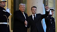 Fransa Cumhurbaşkanı Emmanuel Macron, Başkan Donald Trump'ı Elysee Sarayı'na gelişinde karşılıyor, 7 Aralık 2024.