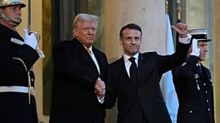 Fransa Cumhurbaşkanı Emmanuel Macron, Başkan Donald Trump'ı Elysee Sarayı'na gelişinde karşılıyor, 7 Aralık 2024.