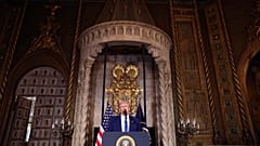 Der Präsident der Vereinigten Staaten Donald Trump spricht im Mar-a-Lago in Palm Beach, Fla, Tuesday, Feb. 18, 2025.