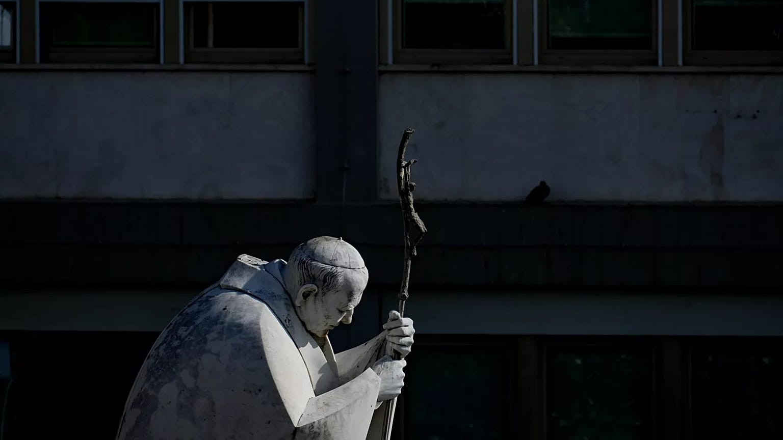 Papa John Paul II'nin bir heykeli Agostino Gemelli Polikliniği önünde görülüyor, Roma, 18 Şubat 2025