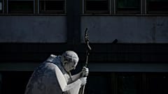 Eine Statue von Papst Johannes Paul II. ist vor der Poliklinik Agostino Gemelli in Rom zu sehen, 18. Februar 2025