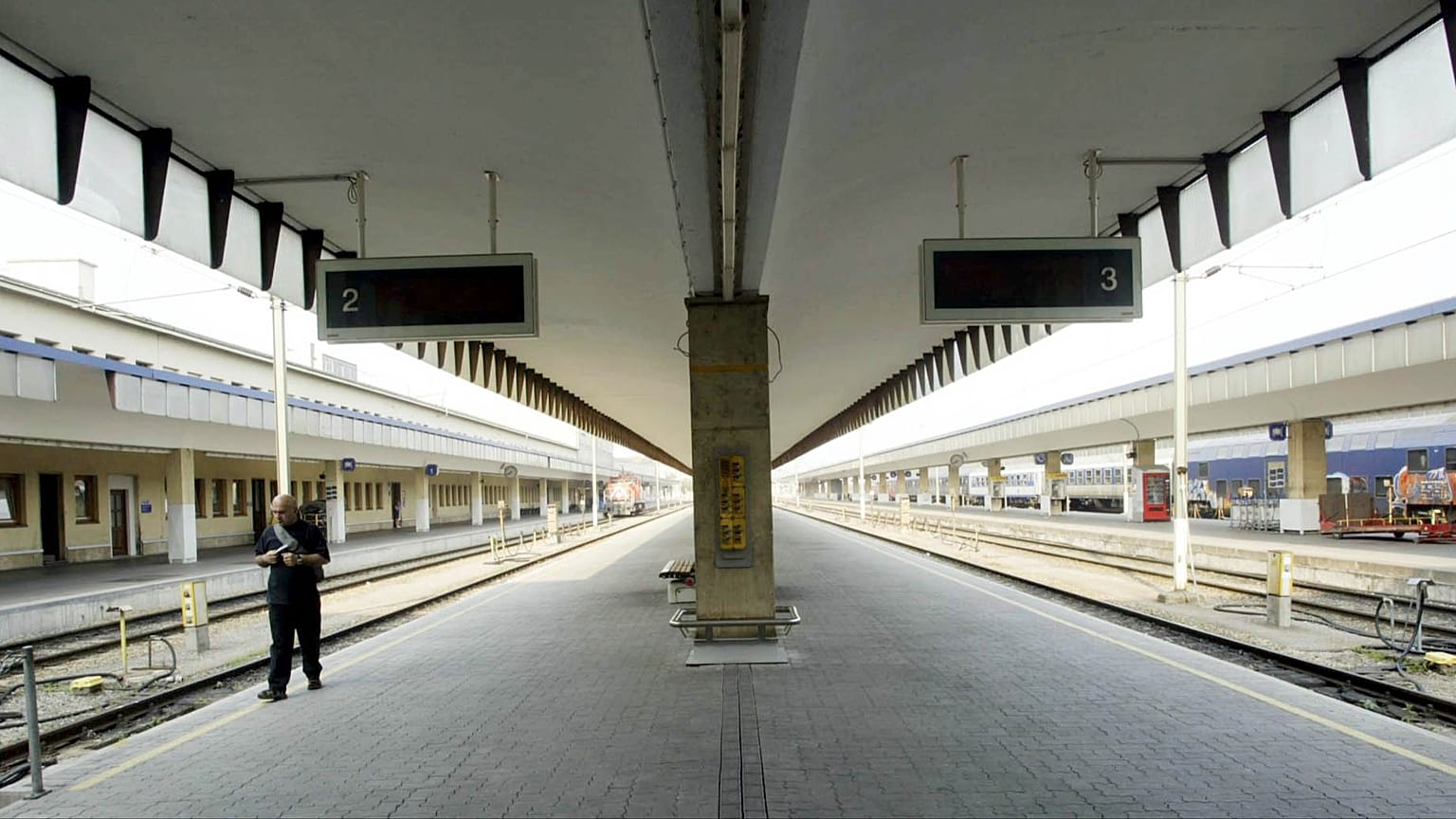 DOSYA: Viyana'nın Westbahnhof istasyonunda raylar boyunca yürüyen bir adam, 3 Haziran 2003