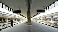 DATEI: Ein Mann geht entlang der Gleise am Wiener Westbahnhof, 3. Juni 2003