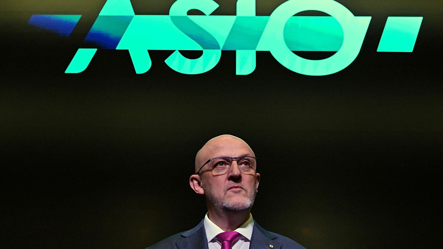 ASIO Genel Müdürü Mike Burgess, 19 Şubat 2025 tarihinde Canberra'daki ASIO merkezinde yapacağı yıllık tehdit değerlendirmesi konuşması öncesinde bir portre için poz veriyor.