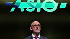 ASIO Genel Müdürü Mike Burgess, 19 Şubat 2025 tarihinde Canberra'daki ASIO merkezinde yapacağı yıllık tehdit değerlendirmesi konuşması öncesinde bir portre için poz veriyor.