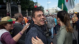 Archivo: El cofundador del partido Podemos Juan Carlos Monedero participa en una marcha hacia la plaza Puerta del Sol en el centro de Madrid, el domingo 15 de mayo de 2016.