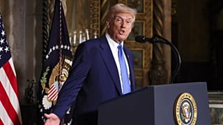 Başkan Donald Trump Mar-a-Lago'da medyaya konuşuyor, 18 Şubat 2025