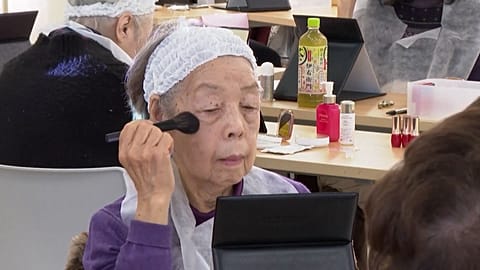 مشاركون يبلغون من العمر 85 عامًا يجهزون مراياهم طوكيو، اليابان - 14 فبراير 2025