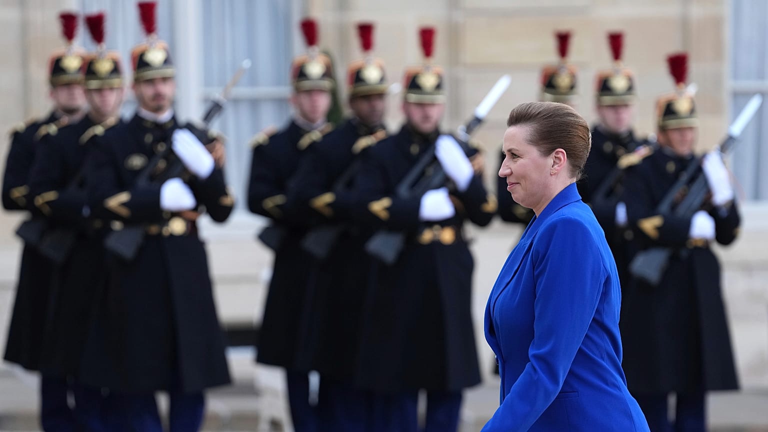 Il primo ministro danese Mette Frederiksen arriva per una riunione d'emergenza dei leader europei all'Eliseo di Parigi, 17 febbraio 2025 