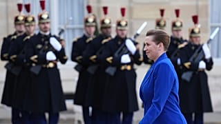 Il primo ministro danese Mette Frederiksen arriva per una riunione d'emergenza dei leader europei all'Eliseo di Parigi, 17 febbraio 2025 