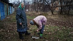 Mujeres locales cortan leña en el patio de su casa en Pokrovsk, Ucrania, el 21 de diciembre de 2024. 