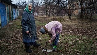 Mujeres locales cortan leña en el patio de su casa en Pokrovsk, Ucrania, el 21 de diciembre de 2024. 