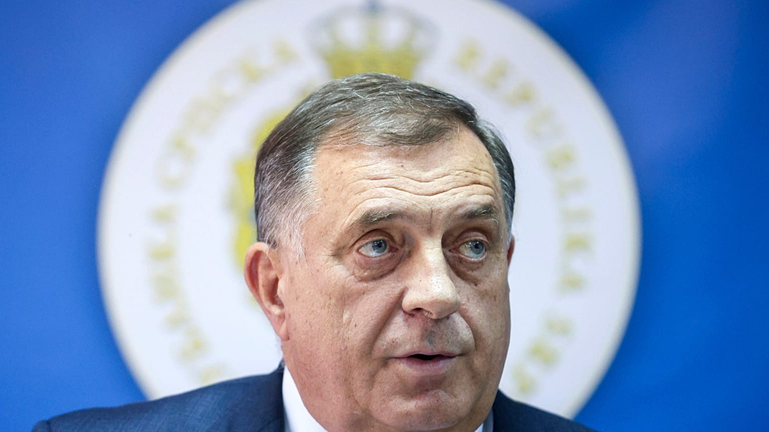 Der politische Führer der bosnischen Serben Milorad Dodik spricht während einer Pressekonferenz in Srebrenica, Bosnien, am Donnerstag, 23. Mai 2024.