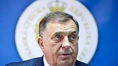 Der politische Führer der bosnischen Serben Milorad Dodik spricht während einer Pressekonferenz in Srebrenica, Bosnien, am Donnerstag, 23. Mai 2024.