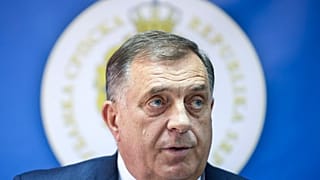 Der politische Führer der bosnischen Serben Milorad Dodik spricht während einer Pressekonferenz in Srebrenica, Bosnien, am Donnerstag, 23. Mai 2024.