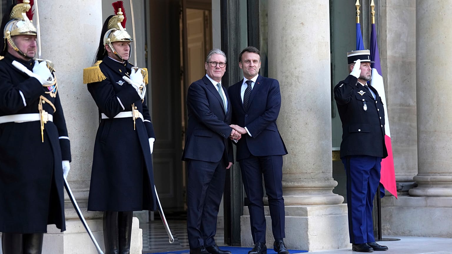 Der französische Präsident Emmanuel Macron begrüßt den britischen Premierminister Keir Starmer bei dessen Ankunft zu einem Treffen der Staats- und Regierungschefs der wichtigsten EU-Länder in Paris