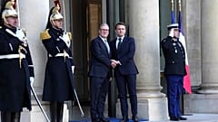 Der französische Präsident Emmanuel Macron begrüßt den britischen Premierminister Keir Starmer bei dessen Ankunft zu einem Treffen der Staats- und Regierungschefs der wichtigsten EU-Länder in Paris