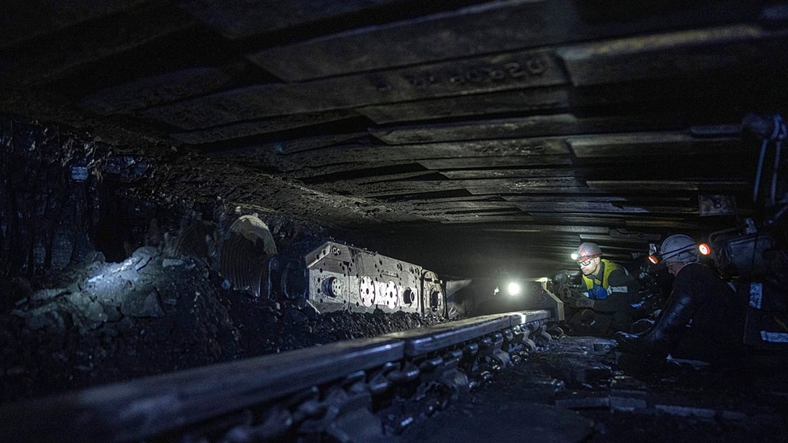 Un mineur fore le charbon dans la mine de charbon de la région de Dnipropetrovsk, en Ukraine, le vendredi 7 avril 2023.