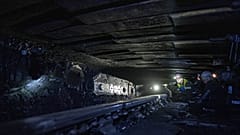 Un mineur fore le charbon dans la mine de charbon de la région de Dnipropetrovsk, en Ukraine, le vendredi 7 avril 2023.