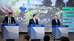 Raffele Fitto (középen), kohéziós forrásokért és reformokért, illetve Christophe Hansen (jobbra) mezőgazdaságért felelős biztos