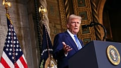 US-Präsident Donald Trump spricht in Mar-a-Lago in Florida, 18. Februar 2025