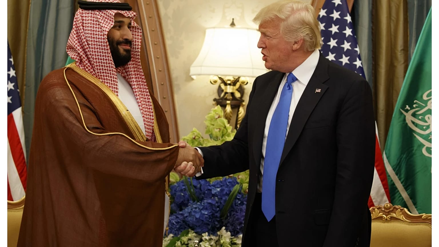 مصافحة بين الرئيس الأميركي دونالد ترامب وولي العهد السعودي محمد بن سلمان في مايو 2017.