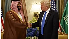 مصافحة بين الرئيس الأميركي دونالد ترامب وولي العهد السعودي محمد بن سلمان في مايو 2017.