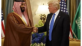 مصافحة بين الرئيس الأميركي دونالد ترامب وولي العهد السعودي محمد بن سلمان في مايو 2017.