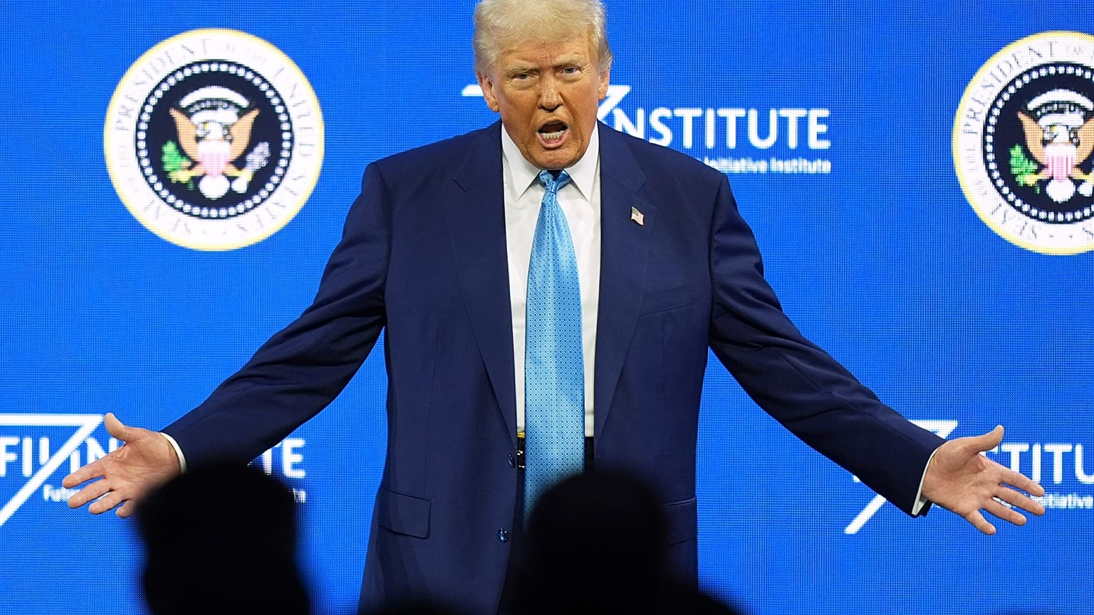 El presidente estadounidense, Donald Trump, habla en Mar-a-Lago, en Florida, el 18 de febrero de 2025.