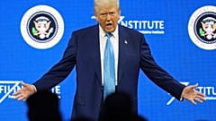 El presidente estadounidense, Donald Trump, habla en Mar-a-Lago, en Florida, el 18 de febrero de 2025.