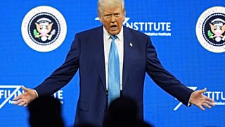 El presidente estadounidense, Donald Trump, habla en Mar-a-Lago, en Florida, el 18 de febrero de 2025.