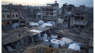 فلسطينيون في مخيم جباليا ينصبون خيامهم على أنقاض منازلهم المدمرة . 11 فبراير 2025.