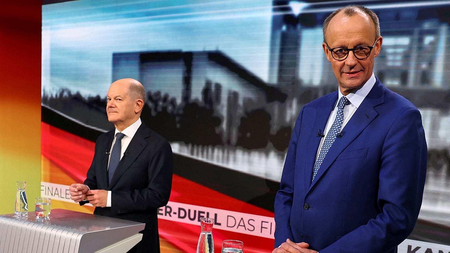 Olaf Scholz e Friedrich Merz sono ritratti in uno studio televisivo prima di un dibattito a Berlino, Germania, mercoledì 19 febbraio 2025. 