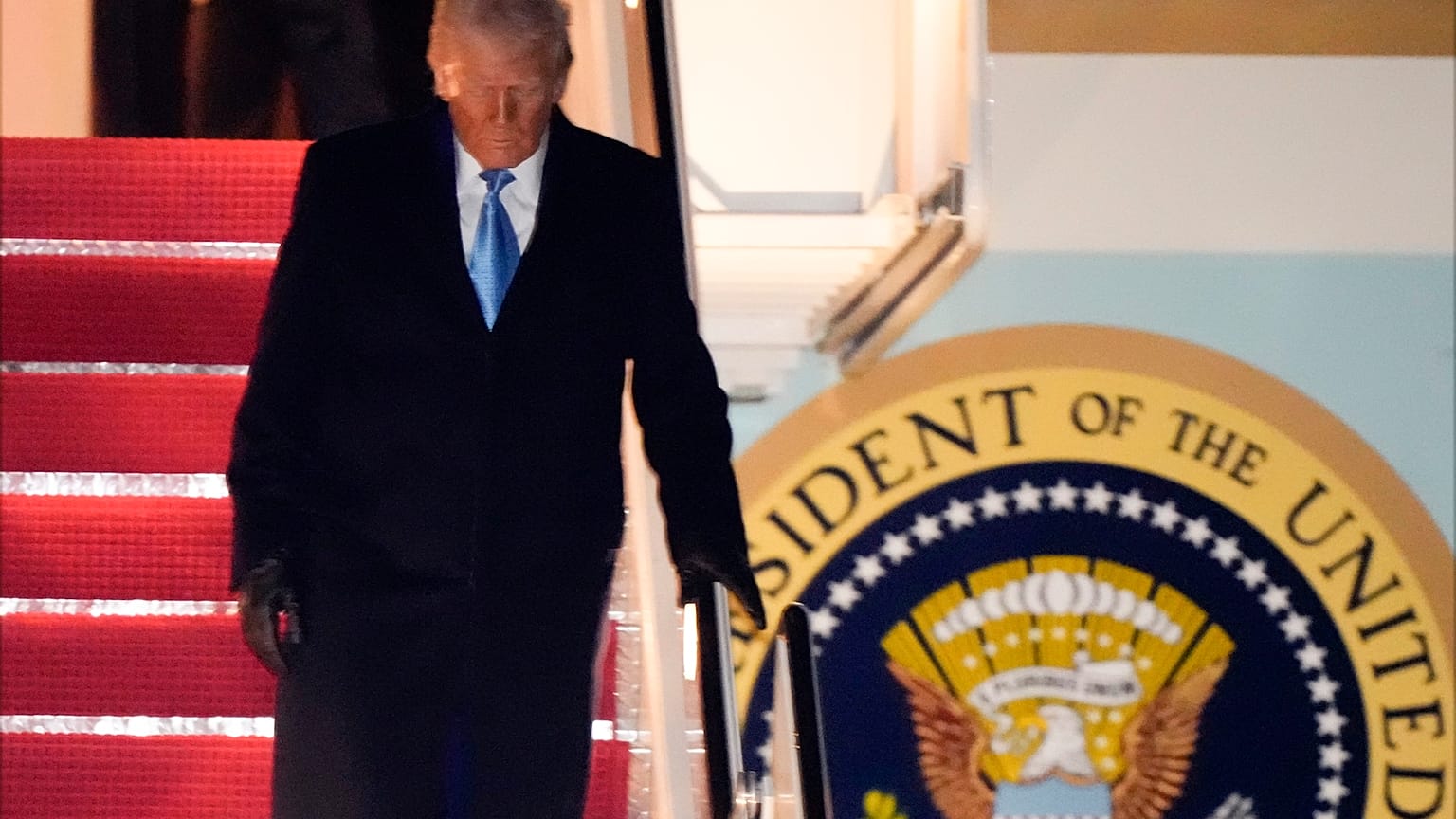 Le président Donald Trump débarque de l'avion présidentiel Air Force One