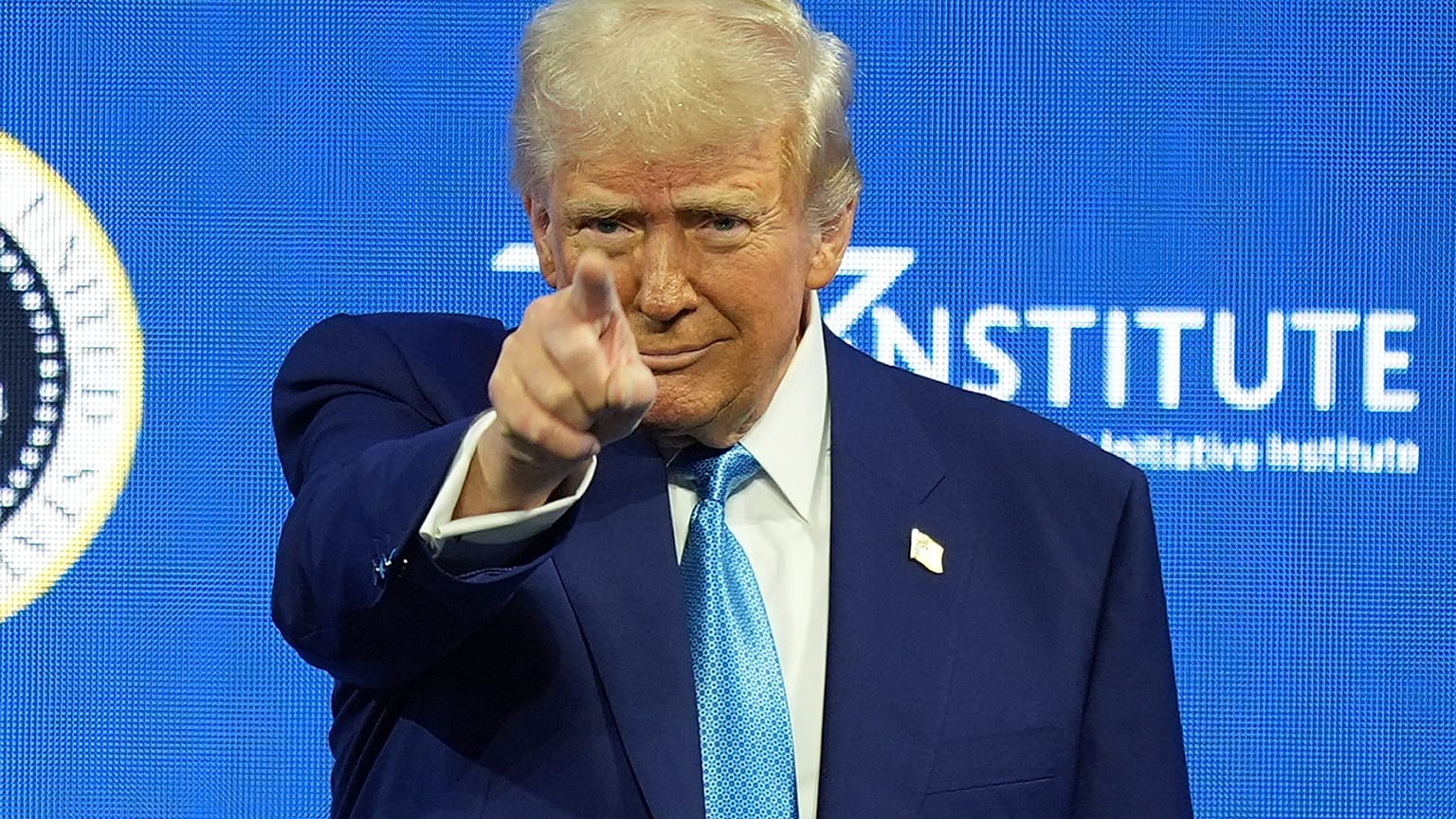El presidente Donald Trump llega para hablar en la cumbre del Future Investment Initiative (FII) Institute en Miami Beach, Florida, el miércoles 19 de febrero de 2025.