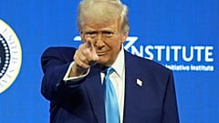 El presidente Donald Trump llega para hablar en la cumbre del Future Investment Initiative (FII) Institute en Miami Beach, Florida, el miércoles 19 de febrero de 2025.