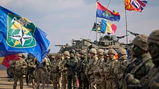 Militares que participam no exercício Steadfast Dart 2025 no leste da Roménia, 19 de fevereiro de 2025