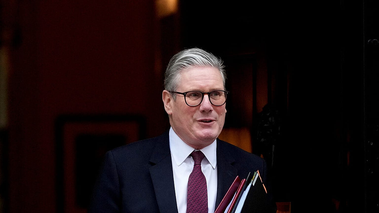 Il primo ministro britannico Keir Starmer lascia il numero 10 di Downing Street per partecipare alla sessione settimanale delle Prime Ministers' Questions in Parlamento a Londra, mercoledì 12 febbraio 2025.