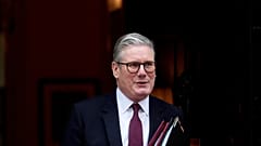 Der britische Premierminister Keir Starmer verlässt Downing Street 10, um an der wöchentlichen Fragestunde der Premierminister im Parlament in London teilzunehmen, Mittwoch, 12. Februar 2025.