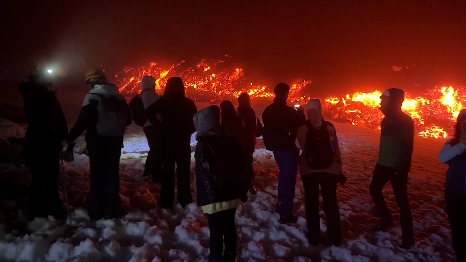 Personas cerca de la colada de lava del Etna, 19 de febrero de 2025