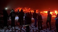 Menschen in der Nähe des Lavastroms des Ätna, 19. Februar 2025