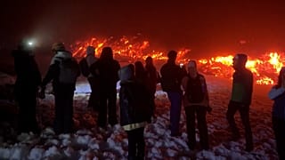 Menschen in der Nähe des Lavastroms des Ätna, 19. Februar 2025