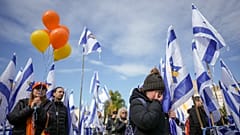 Собравшиеся на площади заложников в Тель-Авиве не могут сдержать эмоций при передаче ХАМАС в Газе тел 4 израильских заложников, в т.ч. детей семьи Бибас, 20 февраля 2025 г.