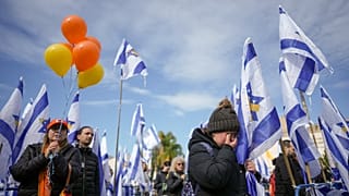Собравшиеся на площади заложников в Тель-Авиве не могут сдержать эмоций при передаче ХАМАС в Газе тел 4 израильских заложников, в т.ч. детей семьи Бибас, 20 февраля 2025 г.