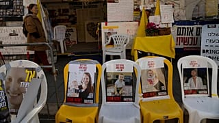 Cartazes de Shiri Bibas, à esquerda, e dos seus filhos Ariel, ao centro, e Kfir, à direita, que foram feitos reféns por militantes do Hamas a 7 de outubro de 2023.